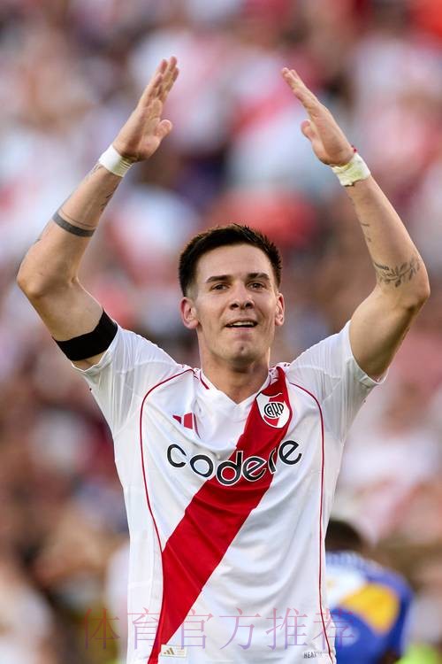 每体:马斯坦托诺大脚把球踢上看台 险些击中球迷